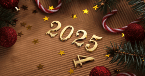 Números dorados '2025' sobre un fondo festivo marrón decorado con estrellas, bastones de caramelo, ramas de pino y bolas navideñas rojas.