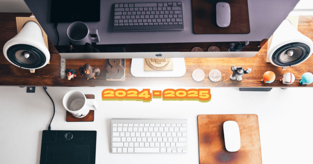 5 Consejos para Trabajar Remotamente Durante las Fiestas Vista superior de un escritorio organizado con un teclado, mouse, altavoces y figuras decorativas, resaltando el texto '2024-2025' al centro.