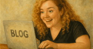 Mujer emocionada escribiendo en su blog desde su laptop